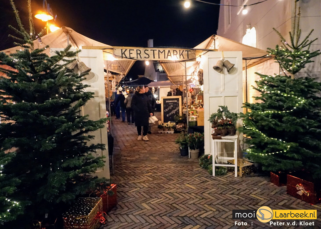 Ondernemers in het licht tijdens kerstmarkt in Lieshout